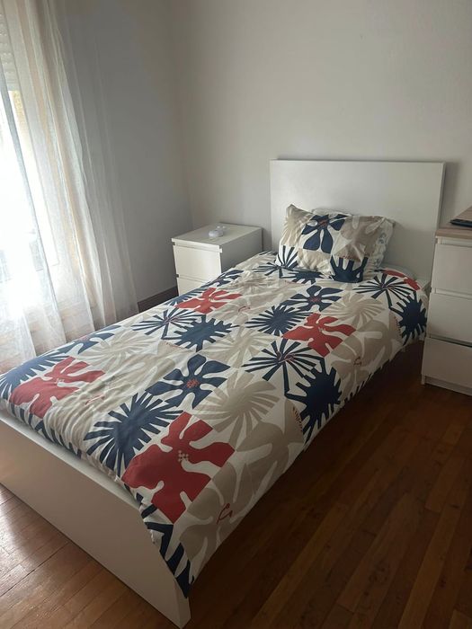 Cama Malm ikea com estrado, colchão e edredão