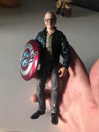 Stan Lee z tarczą Marvel Legends