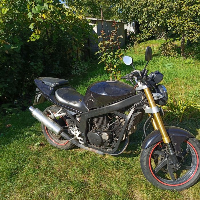 Мотоцикл Хюсонг 250 gt.