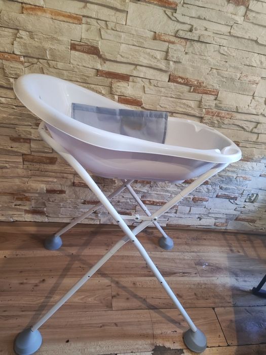 Stelaż bebe z wanienką dla dzieci do kąpieli