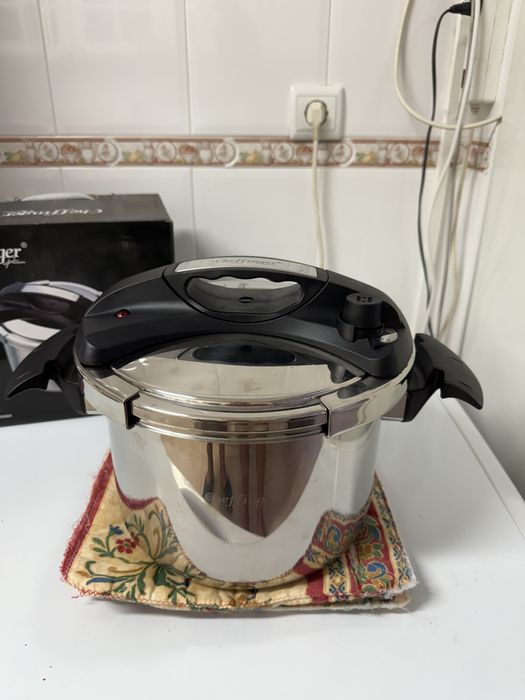Panela de pressão nova