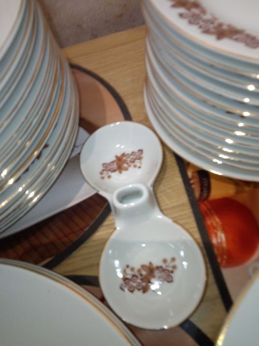 Serwis obiadowy na 12 osób biała porcelana ,ornamenty kwiatowe - PRL