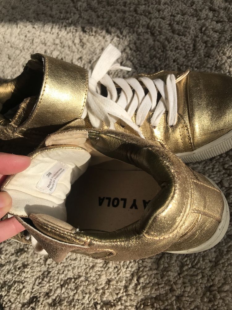Sapatilhas/Tenis Bimba y Lola dourados
