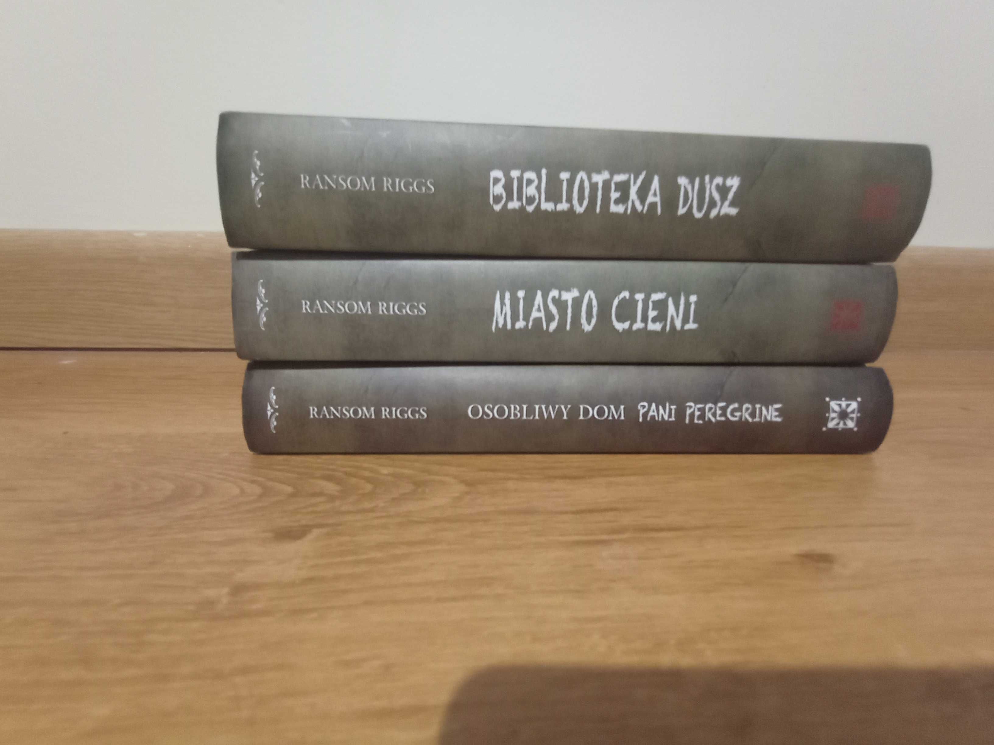 Książki  Osobliwy dom Pani Peregrine , 
Miasto Cieni , Biblioteka Dusz