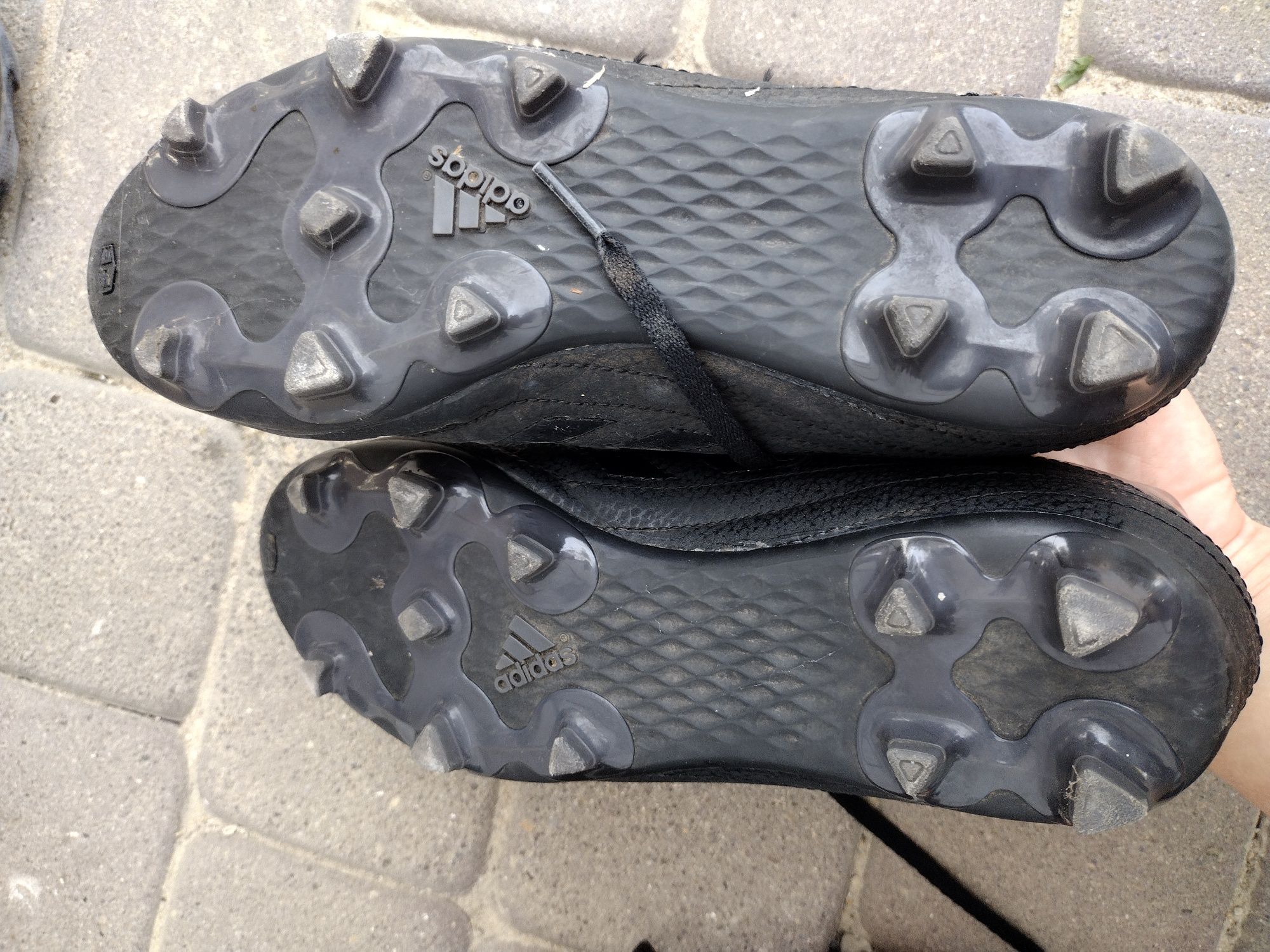 Buty do gry w piłkę korki i ochraniacze Adidas