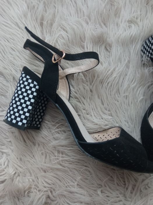 Śliczne czarne sandałki na słupku