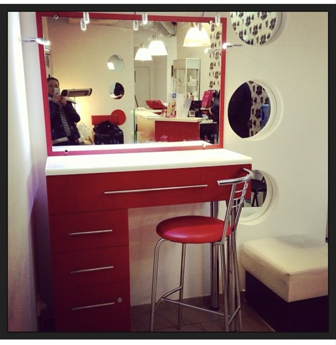 Стол для визажиста, бровиста