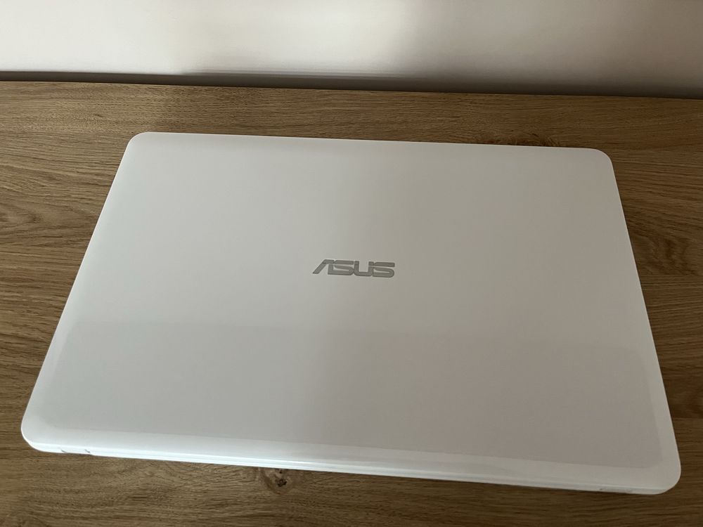 Laptop ASUS R541U biały