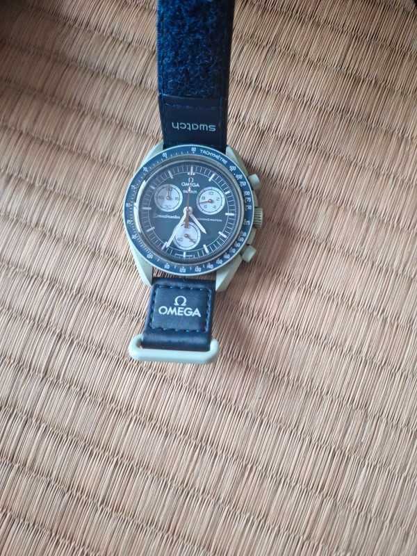 SO33G100 Omega x Swatch Ziemia: Kolor Ziemi na Tarczy