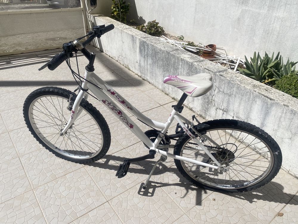Bicicleta crianca rosa e branca