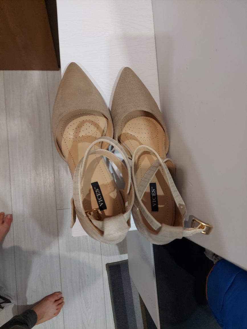 Sandaly na niewysokim obcasie 38 zapinane wesele lato