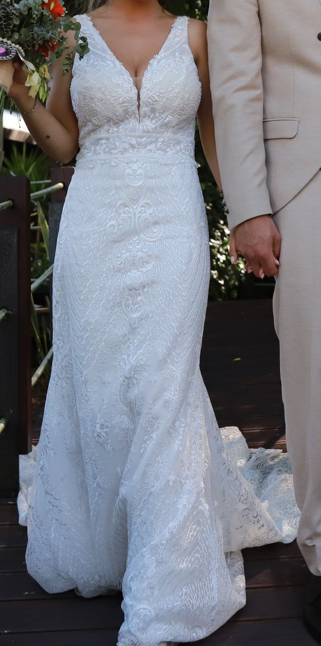 Vestido de noiva em renda com decote em V