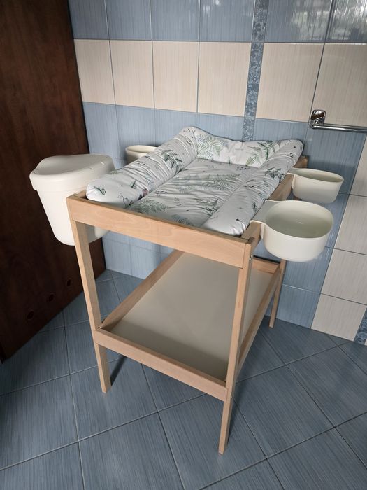 Stolik do przewijania +materac i kosze zawieszane