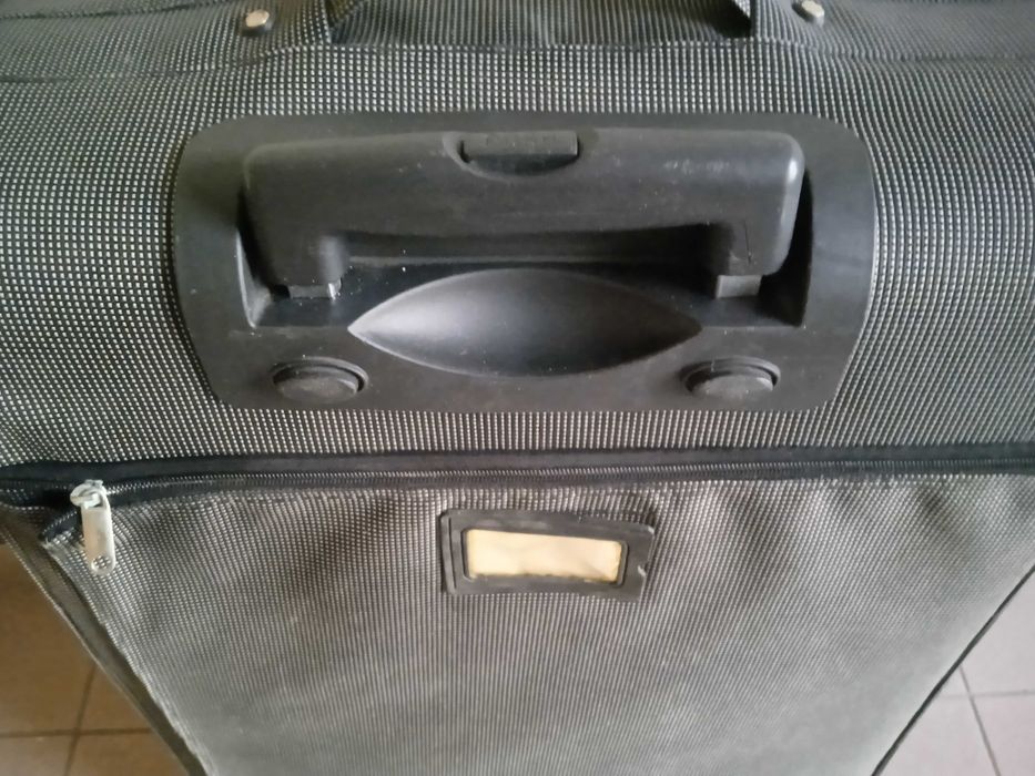 walizka w szarą kratkę