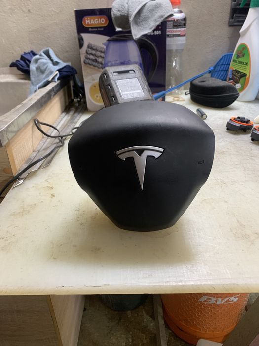 Подушка безпеки в Tesla Model 3