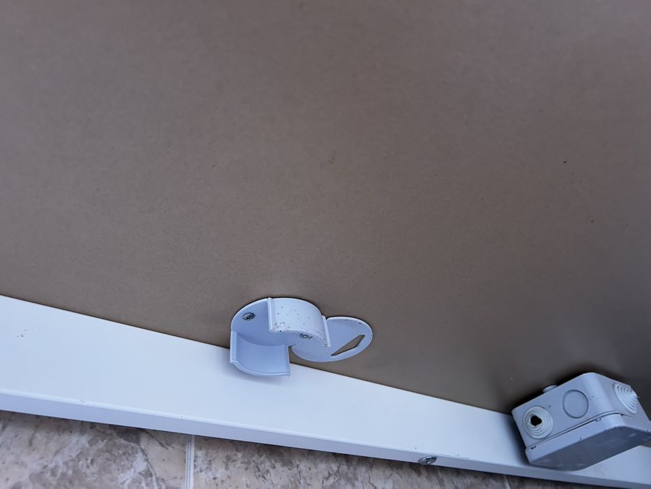 Mesa alta com furo para electricidade