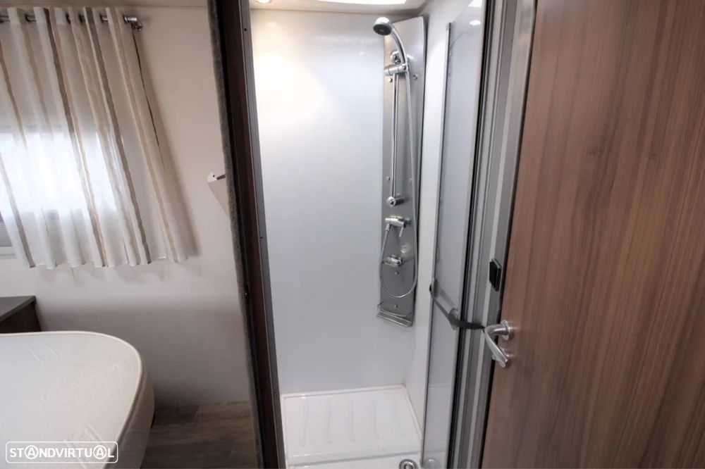 Autocaravana com cama central e A/C