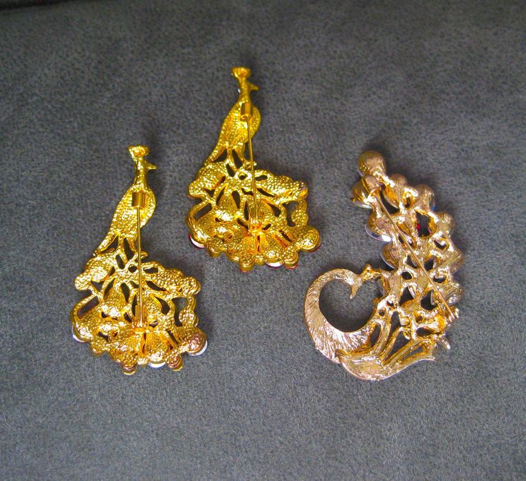 Alfinete / Broche / Pregadeira Pavão Pedras Coloridas NOVO