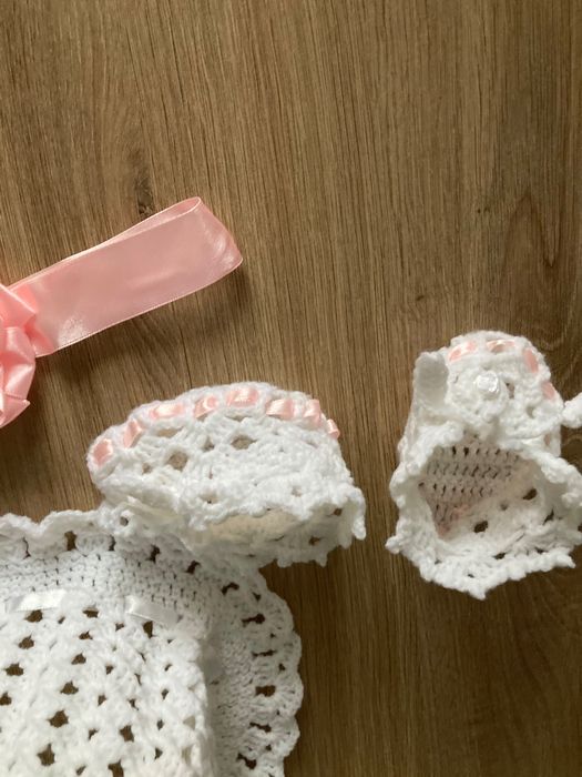 Czapka, buciki 2 pary i opaska do chrztu