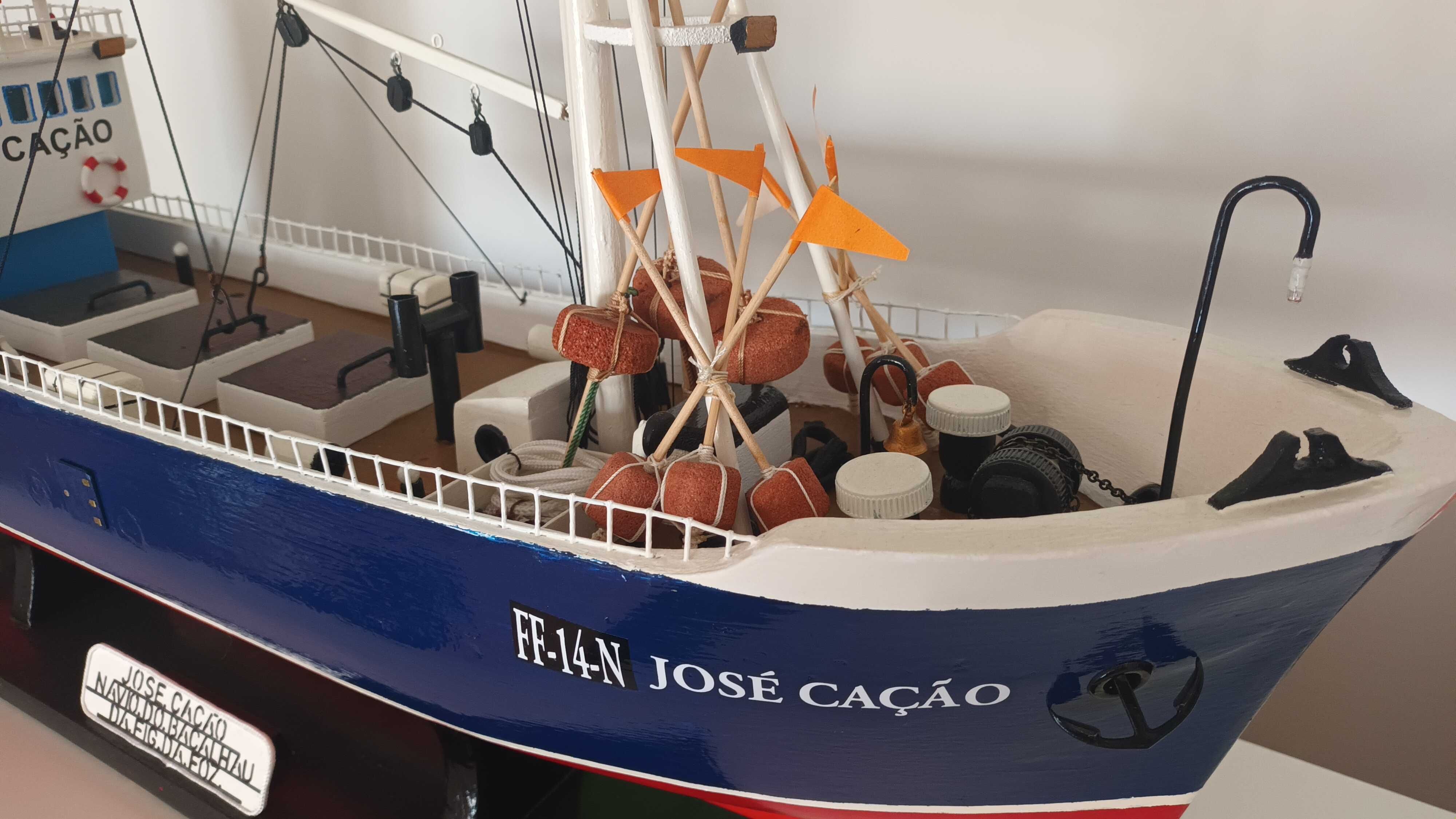 Navio do bacalhau em miniatura.
