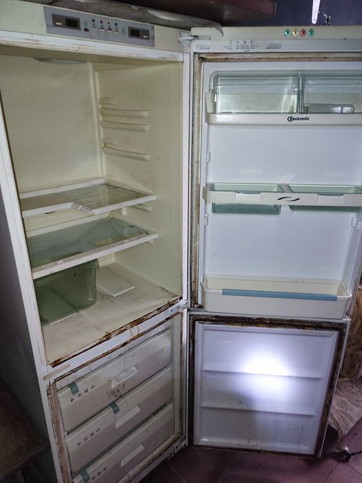 Frigorífico avariado para peças (sem portas)