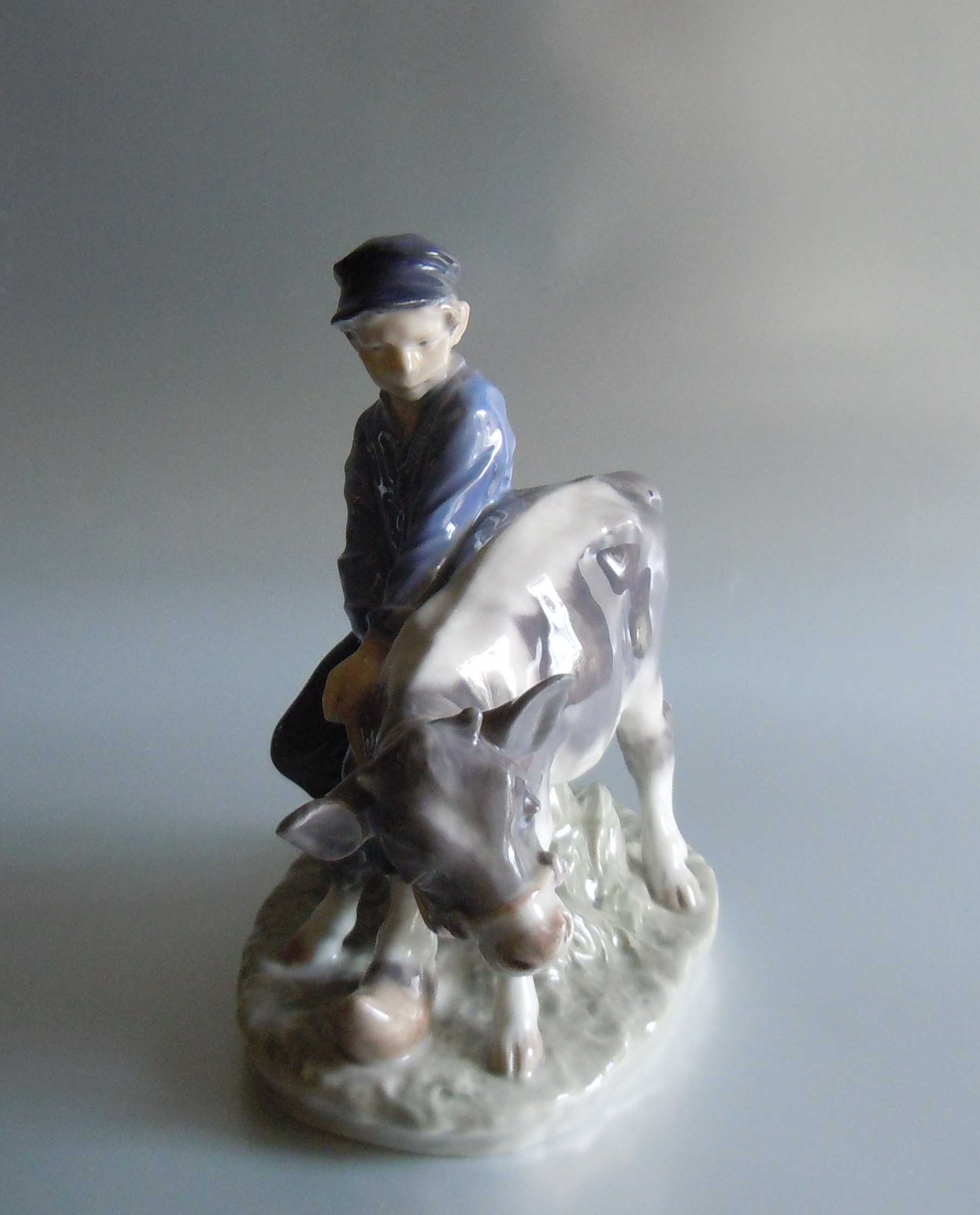 Figurka Royal Copenhagen "Chłopiec z cielakiem" Ch. Thomsen 1960r.