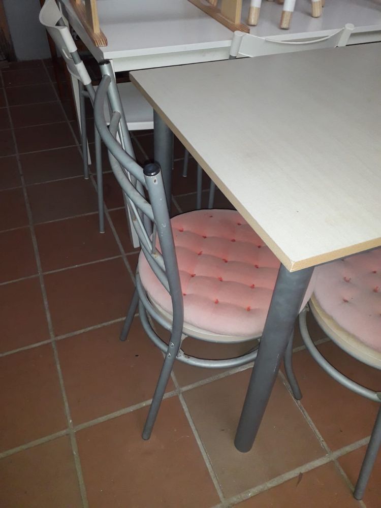 Mesa de cozinha com cadeiras