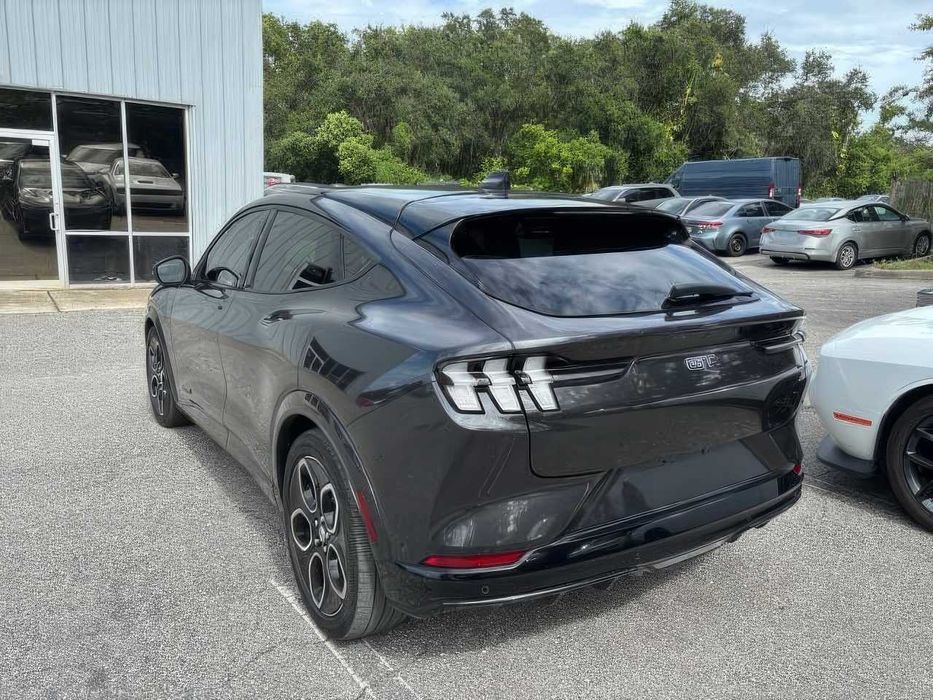 Ford Mustang Mach-E GT      2021