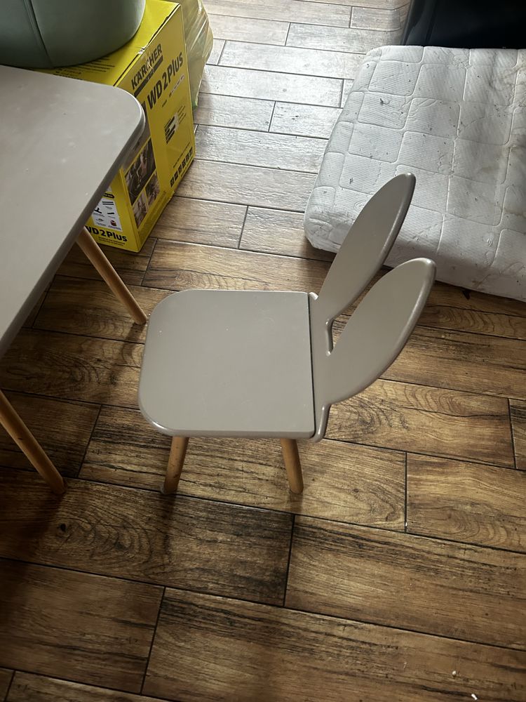 Stolik bezowy z krzeselkiem w postaci krolika dla dziecka