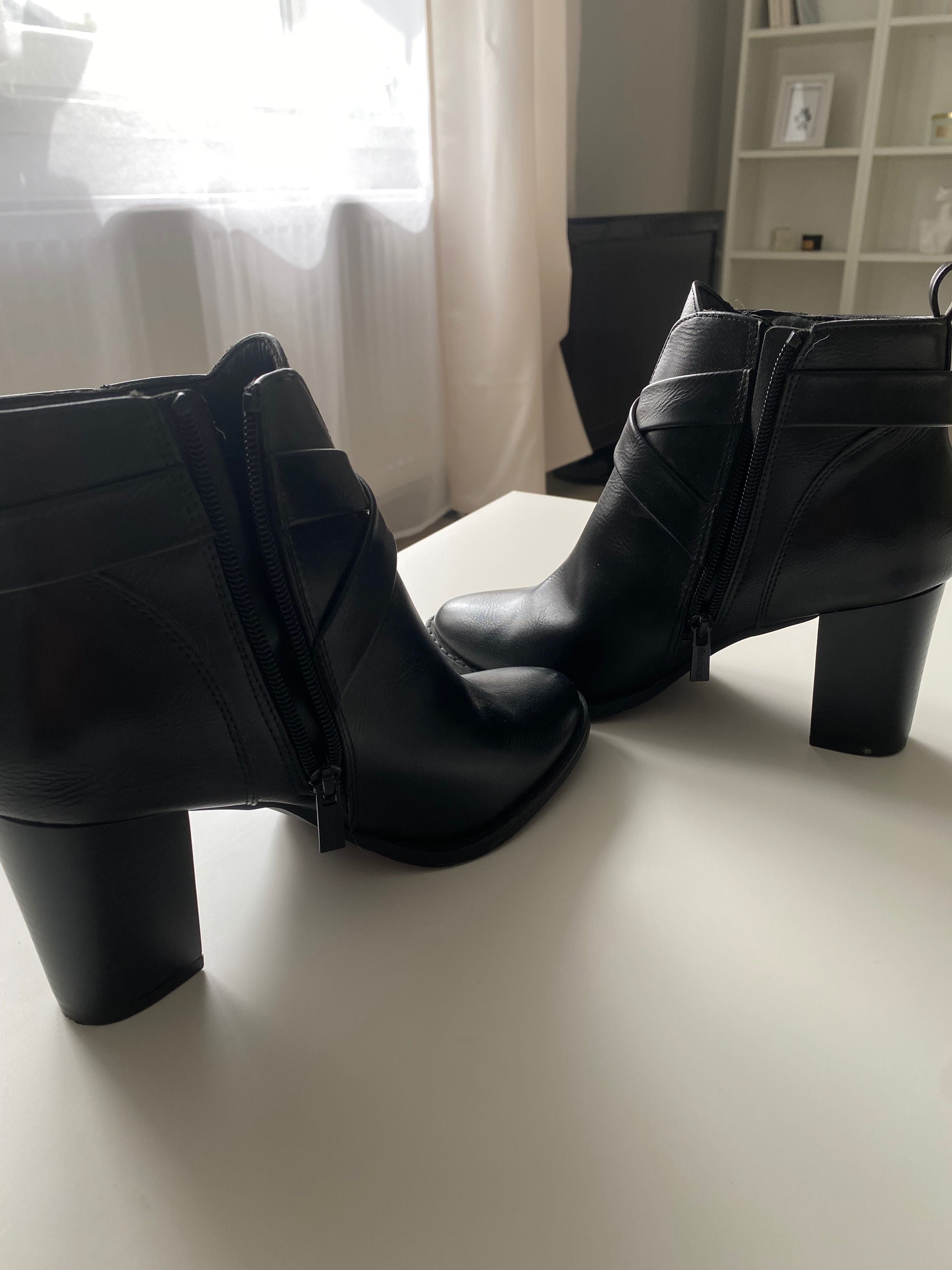 Nowe buty botki zimowe złotą klamra na słupku