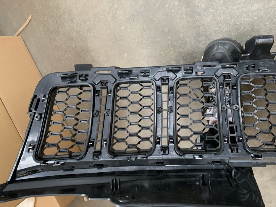 Решітка радіатора Grand Cherokee 2017-2020 ліцензія Черокі