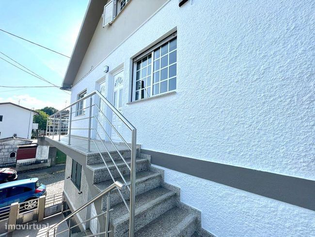 Apartamento com 2 pisos (1º andar + sótão), localizada em Real.