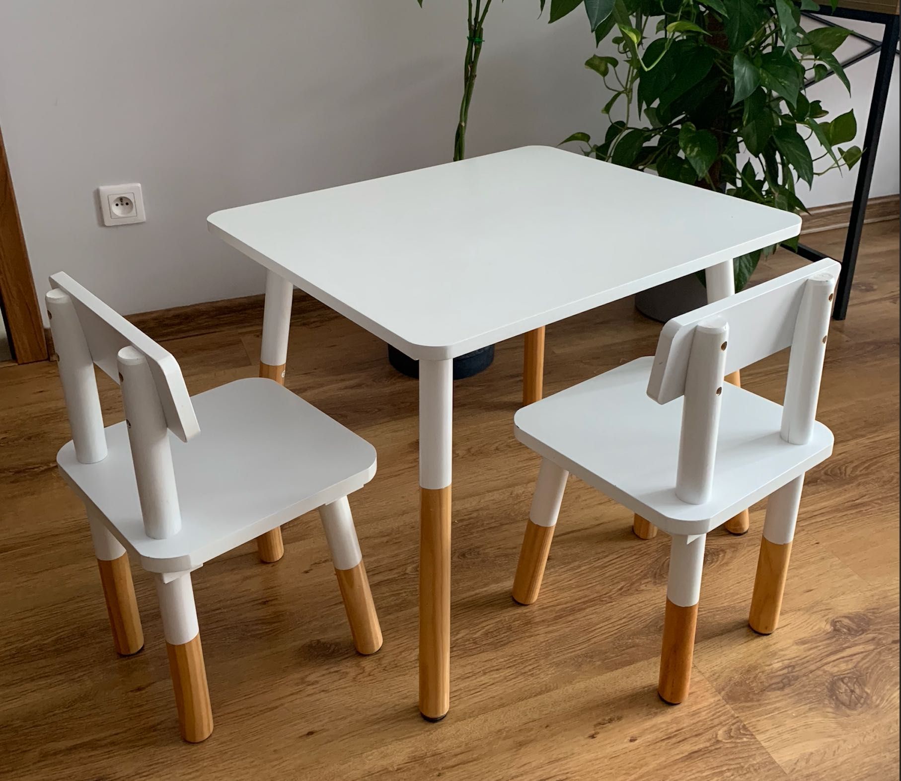 Zestaw dla dzieci - stół i 2 krzesła