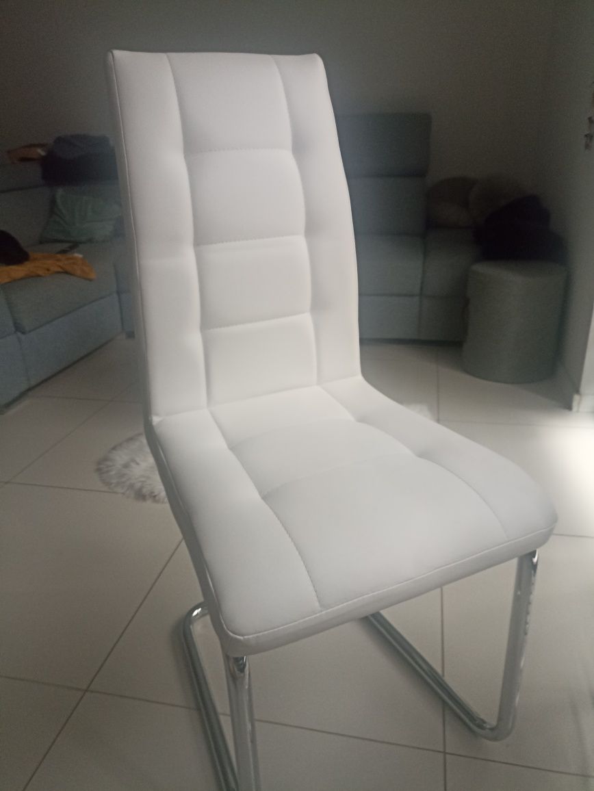 Sprzedam Białe krzesła