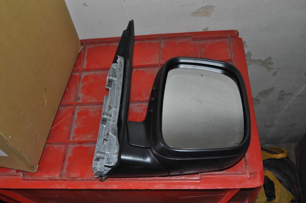 Volkswagen Caddy 04- правое новое зеркало мелкий дефект