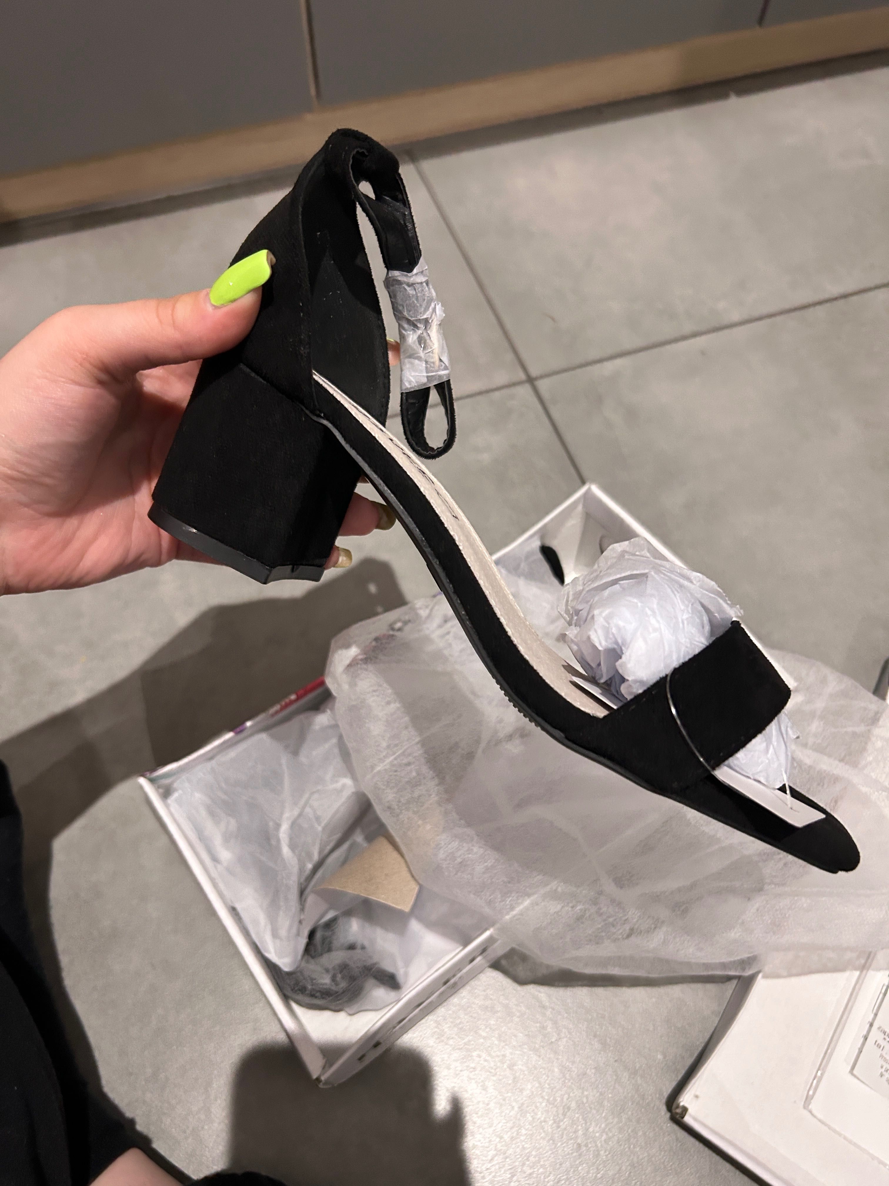Buty na słupku. Nowe, tylko przymierzone.