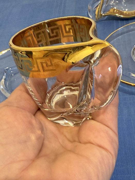 Szklane złocone filiżanki wzór Versace