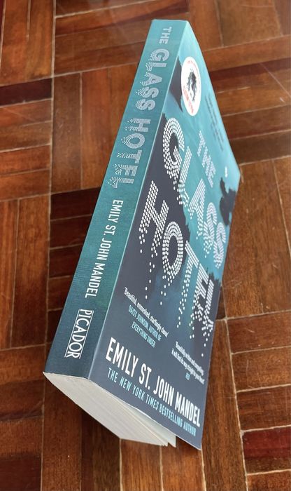 Livro: "The Glass Hotel", de Emily St. John Mandel