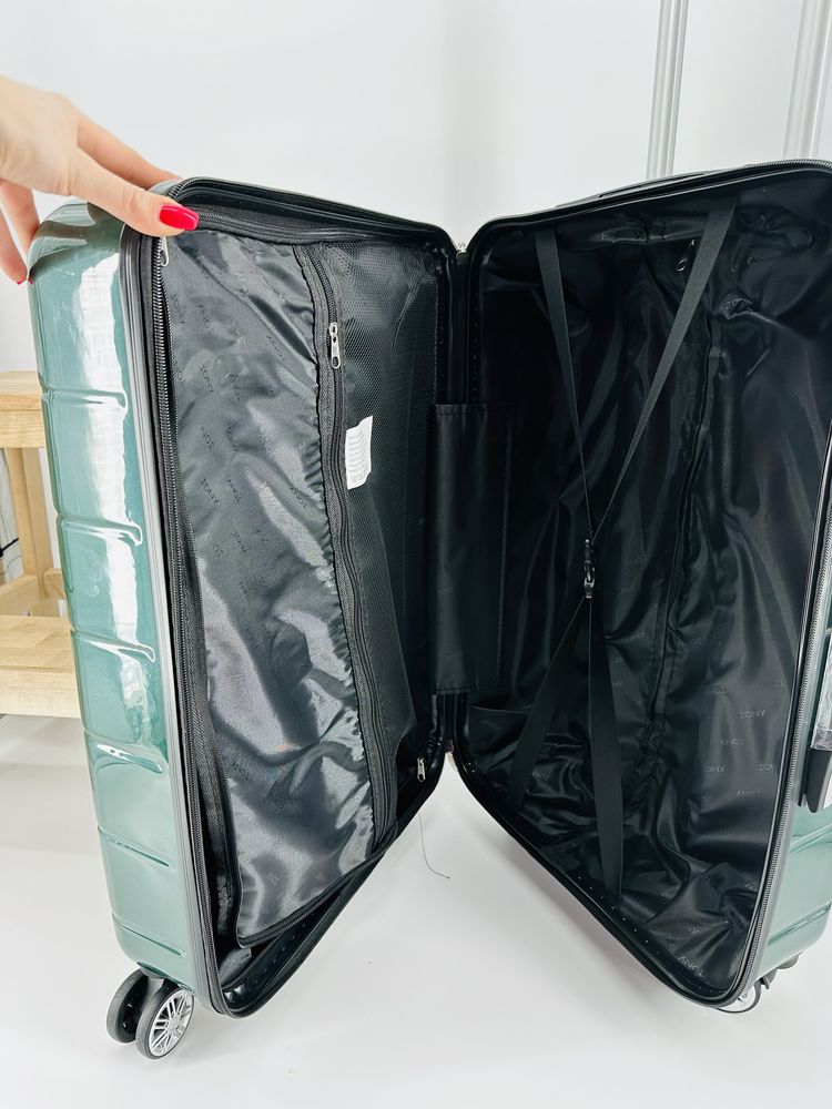 Nowa średnia walizka/ bagaż do 23 kg / JONY