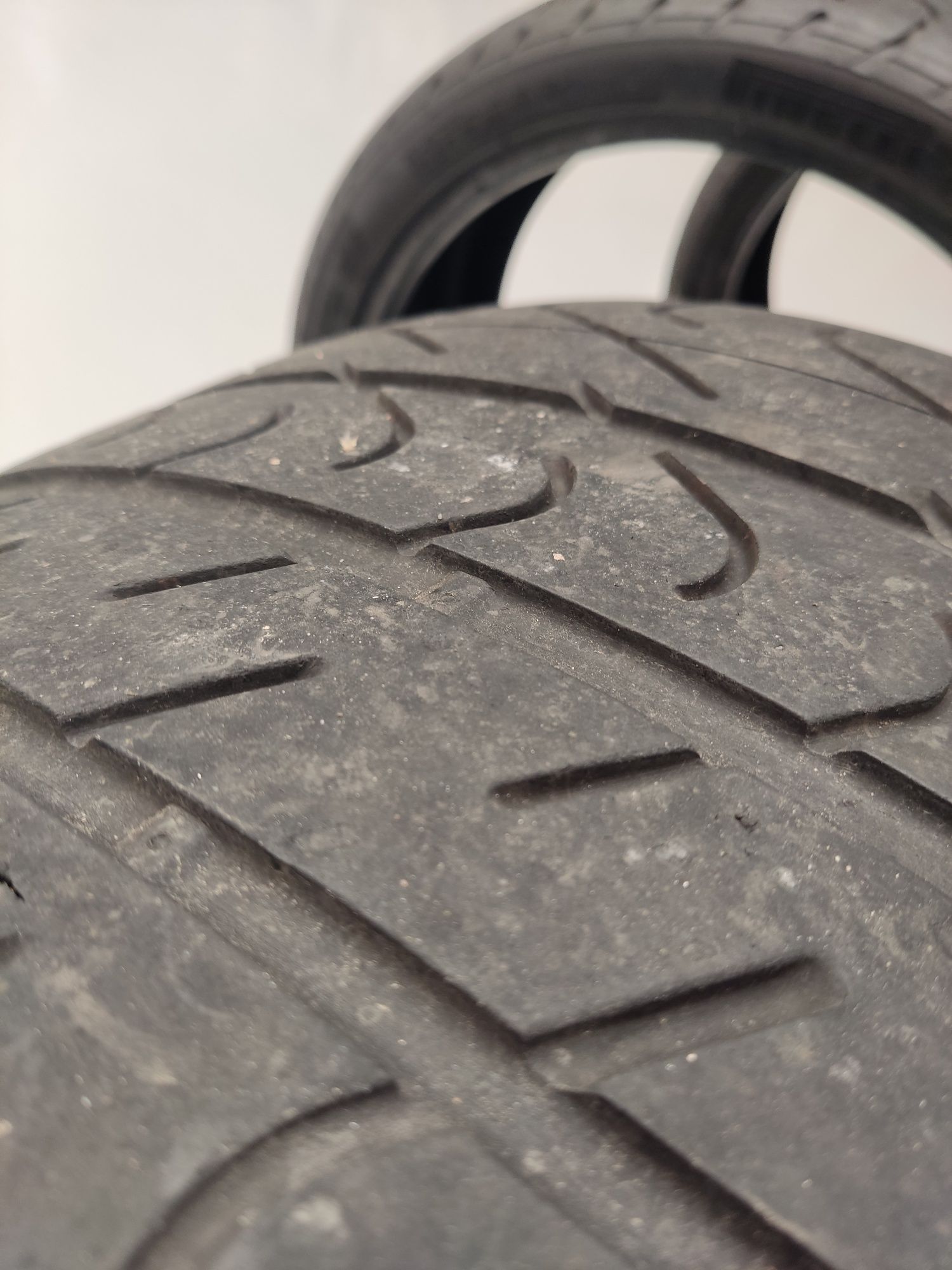 Pneus Aston Martin Pirelli Pzero Corsa 295/30 R19 e 255/35 R19