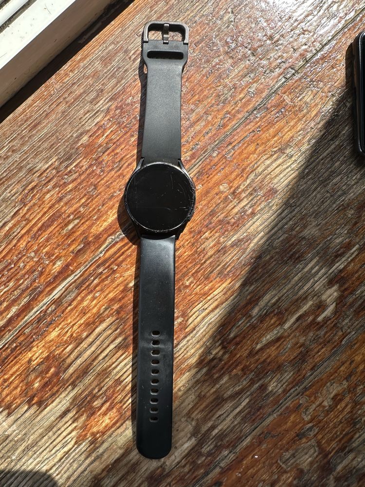 продам Samsung Galaxy Watch 4 в чорном цвете.