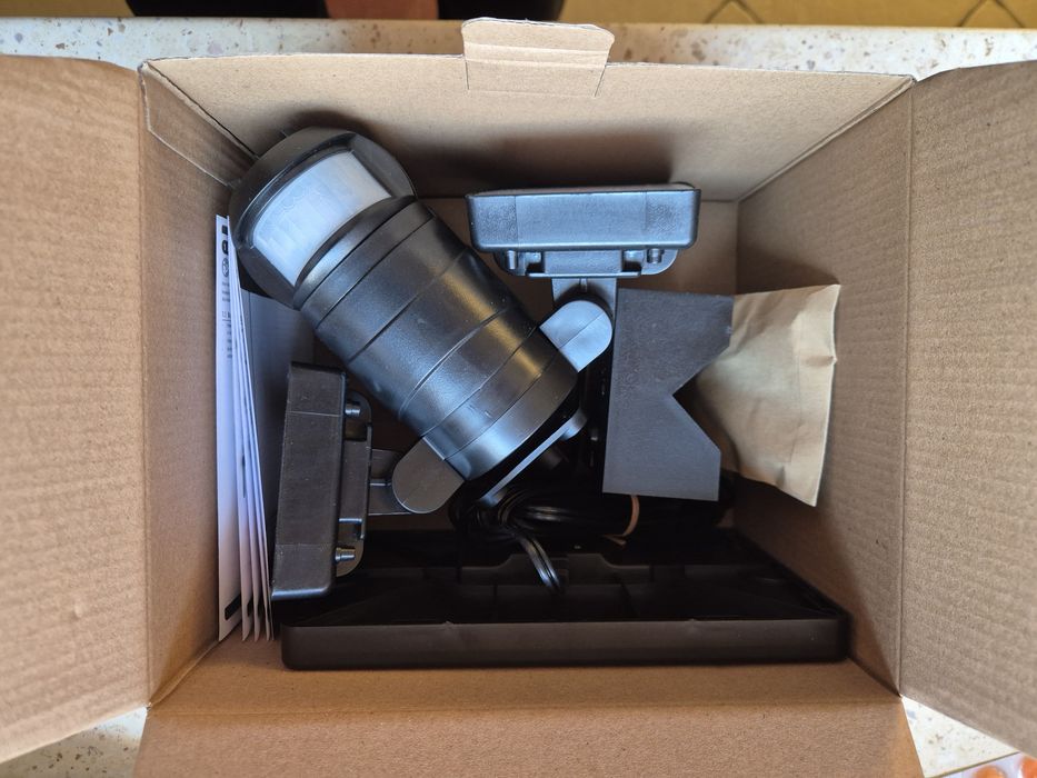 Lampa solarna z czujnikiem ruchu