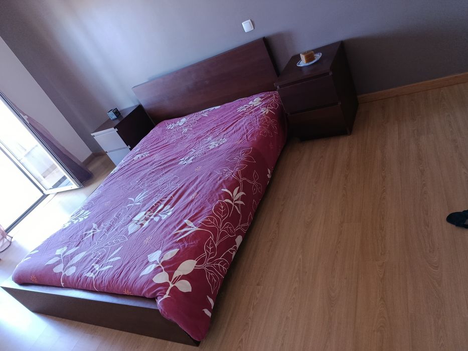 Cama colchão mesa cabeceira e estrado