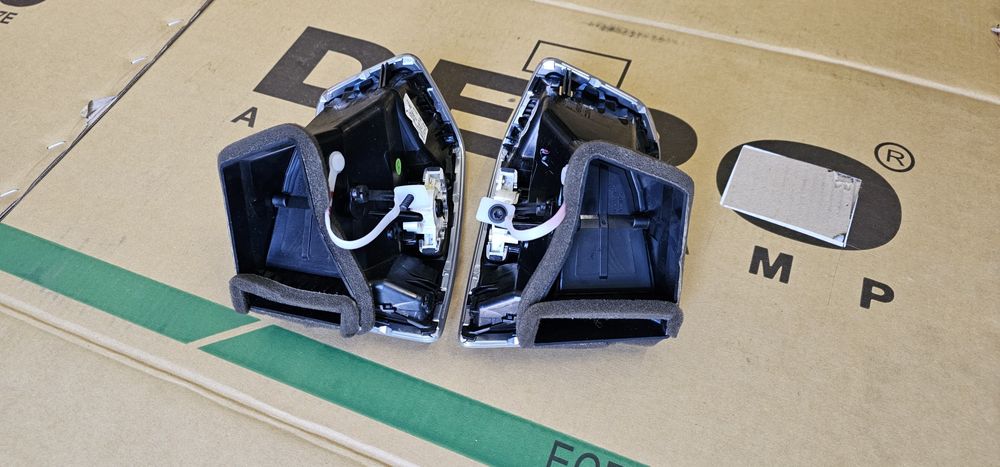 Kratki wentylacji prawa i lewa komplet Ford C-Max MK2 AM51-R018B08-AFW