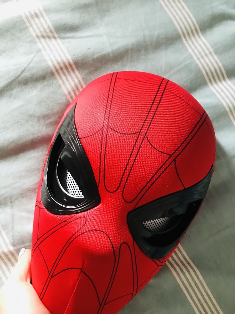 Czerwona maska ruszająca oczami Spiderman
