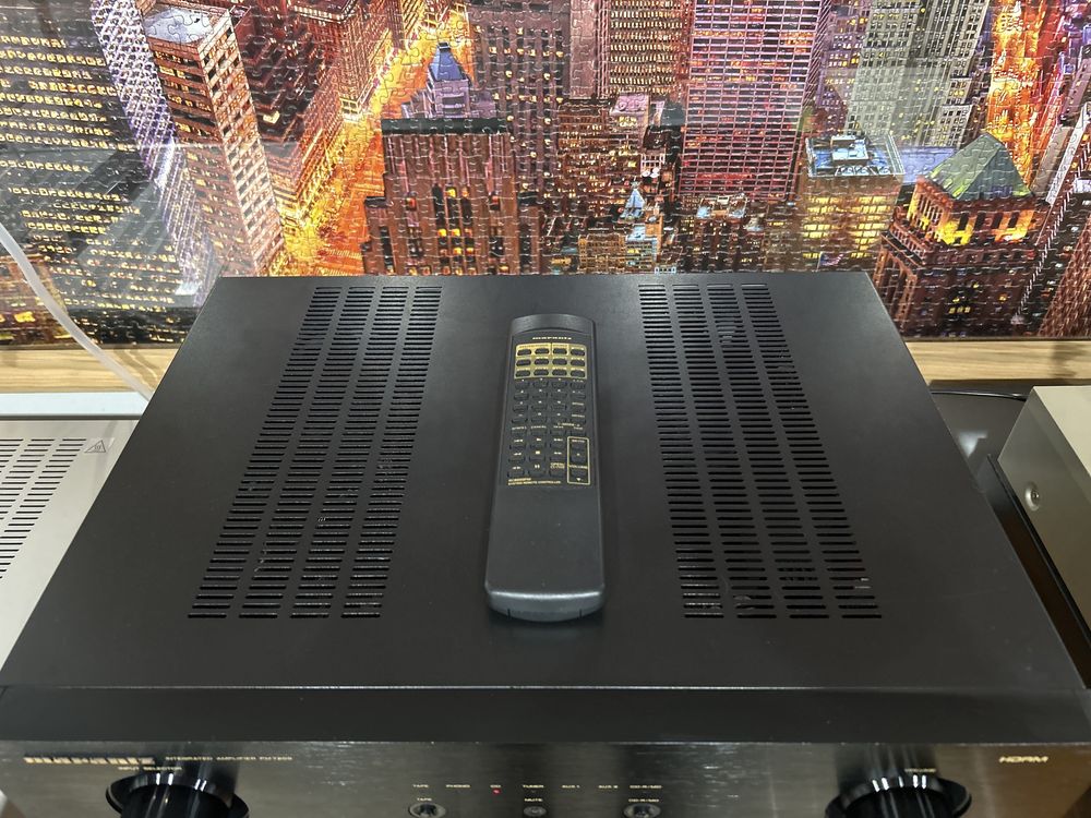 Amplificador Marantz PM-7200 com comando.