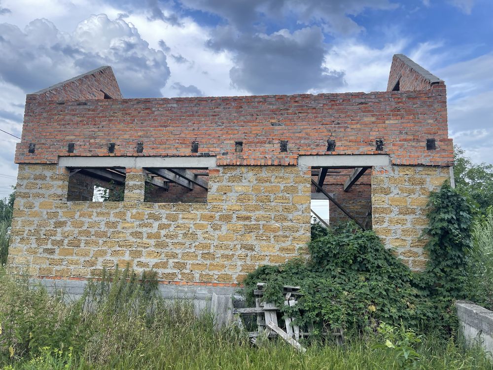 Продається участок з недобудовою