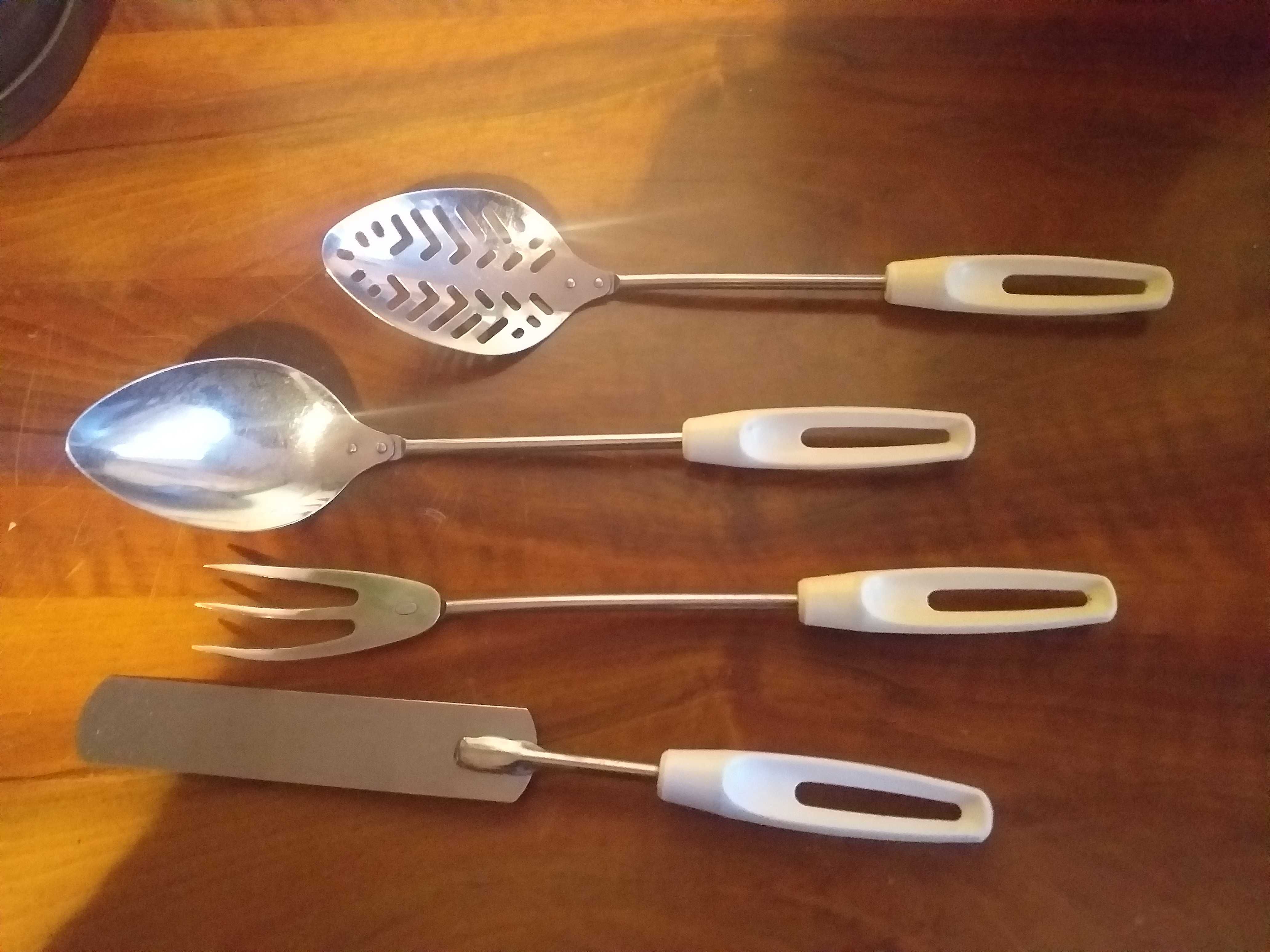 Zestaw przyborów kuchennych metalowych