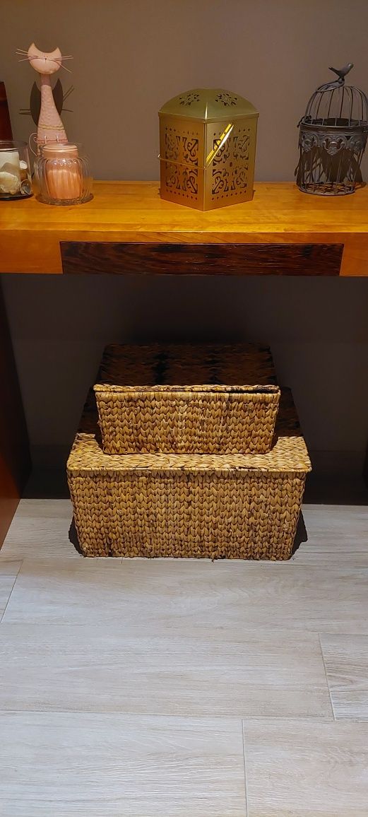 Caixas de arrumação em palhinha.