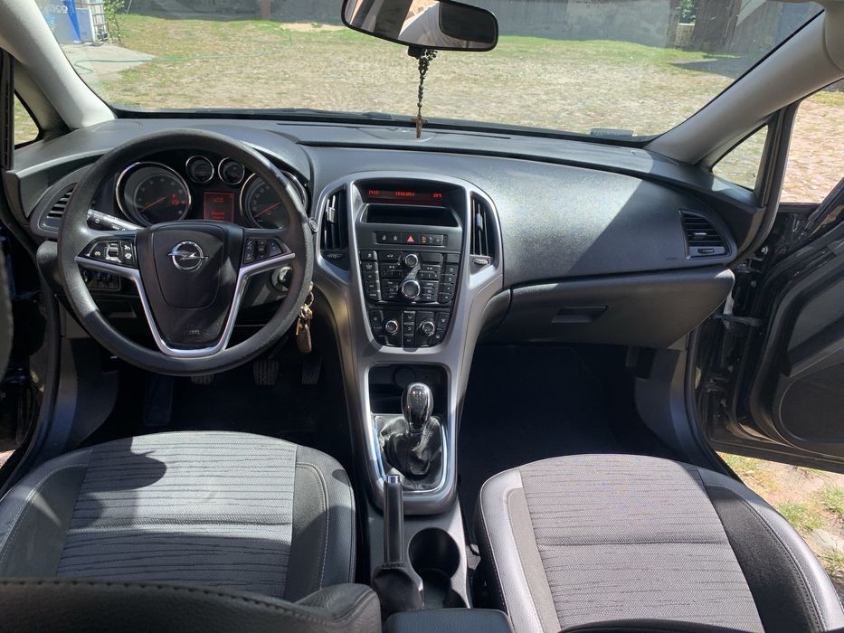 Opel astra sedan 2016- uszkodzony tył